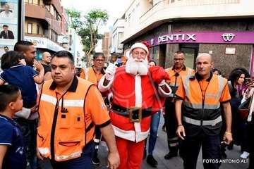 Papá Noel recibe el cariño de cientos de niños de Telde (Foto Antonio Alí y TA)
